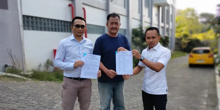 Yoseph dan kuasa hukum menunjukkan dokumen kesepakatan bersama Hotel Ubud yang sekarang berubah jadi Golden Hills. Foto/dok for TM