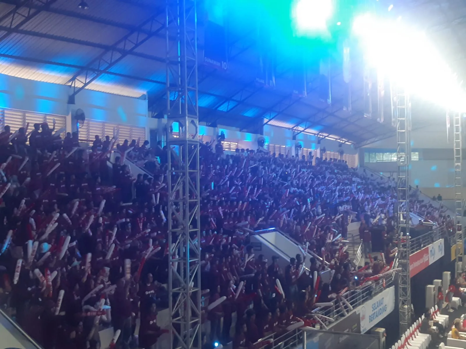 Animo suporter memadati tribun GOR Ken Arok Kota Malang. (Foto/M Sholeh)