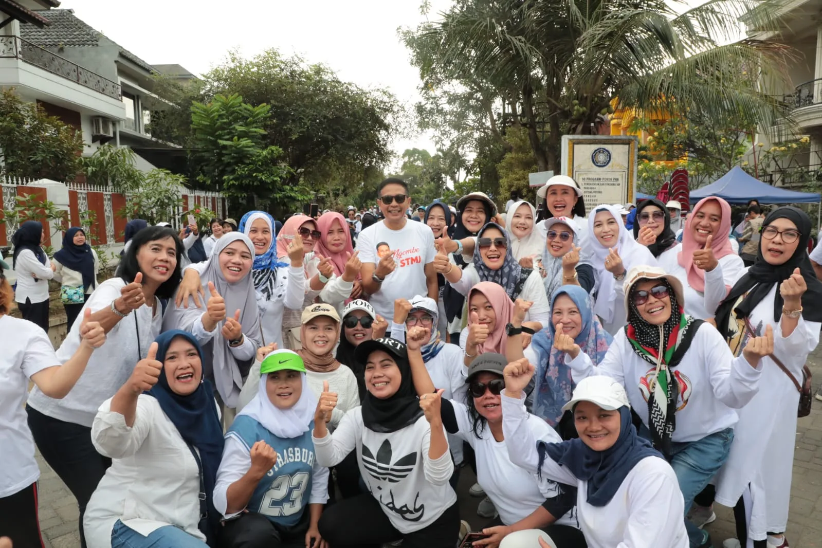 Pj Wali Kota Malang, Wahyu Hidayat berbaur bersama masyarakat setelah senam bersama. (Foto/Prokopim Setda Kota Malang)