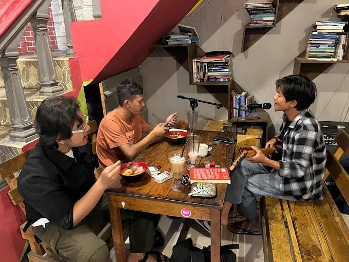 Rekomendasi kafe buku di Kota Malang yang patut dikunjungi /Foto: Google Maps/Oase Cafe & Literacy