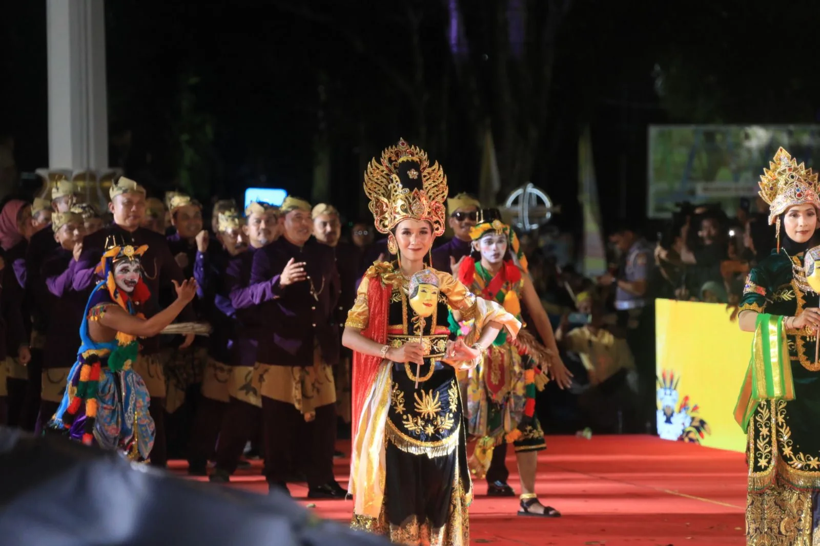 Penampilan Pratnyaparamita ing Malang dalam Karnaval Budaya Nusantara Apeksi 2024. (Foto/dok. Prokopim Setda Kota Malang)