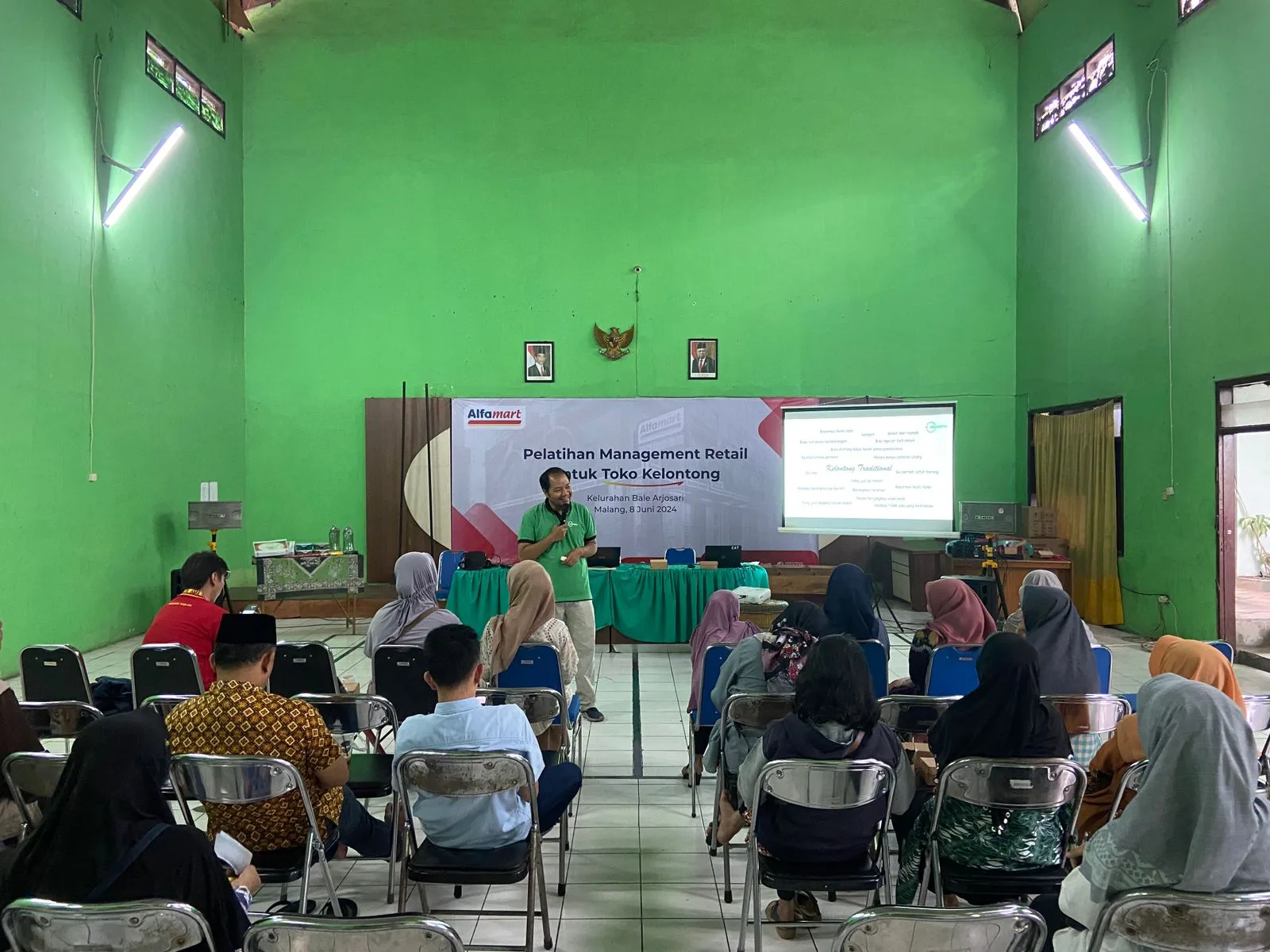 Para pemilik toko kelontong di Kota Malang mengikuti pelatihan manajemen retail modern. (Foto/M Sholeh)