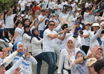 Pj Wali Kota Malang, Wahyu Hidayat senam bersama masyarakat di Karangbesuki. (Foto/Prokopim Setda Kota Malang)