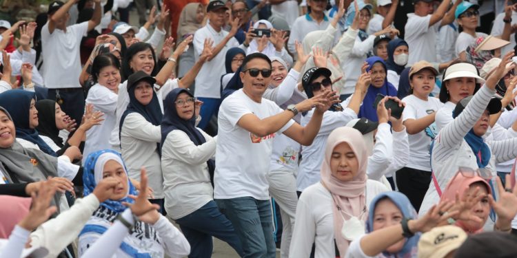 Pj Wali Kota Malang, Wahyu Hidayat senam bersama masyarakat di Karangbesuki. (Foto/Prokopim Setda Kota Malang)