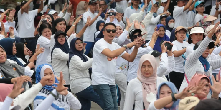 Pj Wali Kota Malang, Wahyu Hidayat senam bersama masyarakat di Karangbesuki. (Foto/Prokopim Setda Kota Malang)