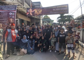 Para warga, bersama Kris Dayanti, saat melakukan Tapak Tilas. Foto/dok for TM