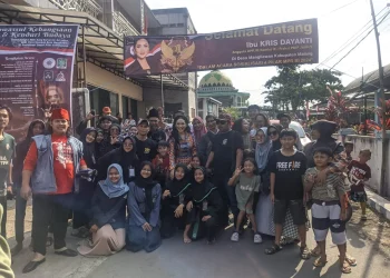 Para warga, bersama Kris Dayanti, saat melakukan Tapak Tilas. Foto/dok for TM