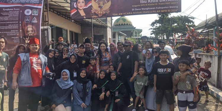 Para warga, bersama Kris Dayanti, saat melakukan Tapak Tilas. Foto/dok for TM