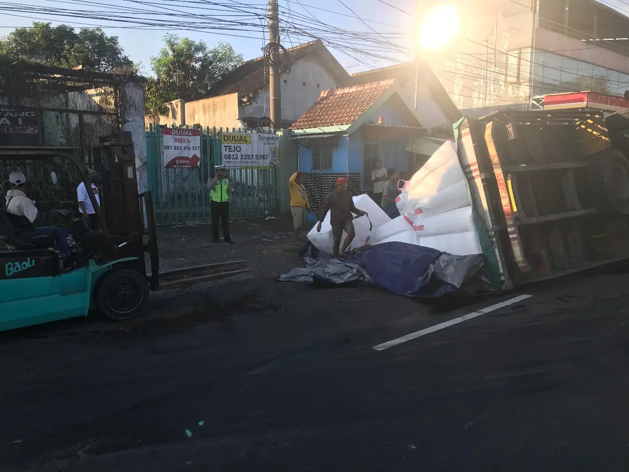 Truk bermuatan tepung tapioka terguling di Lawang. Foto: Polres Malang