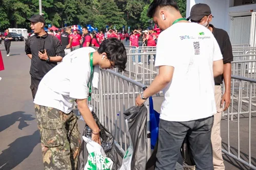 PT Pegadaian saat bersih-bersih di Stadion Gelora Bung Karno Jakarta pasca Timnas melawan Irak. Foto/dok Pegadaian