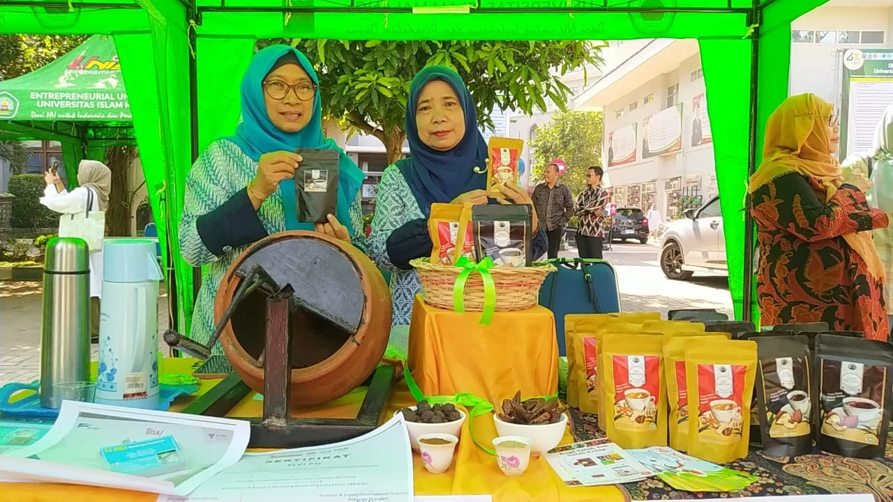 Elfi Damanti saat menunjukkan produk kopi dan teh dari limbah salak buatannya saat pameran di Unisma. Produknya bernama Siji Songo. (Foto: Azmy)
