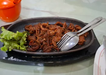 Menu krengsengan olahan ular kobra di Cobra Agung, Singosari, Kabupaten Malang. Foto: Aisyah Nawangsari Putri
