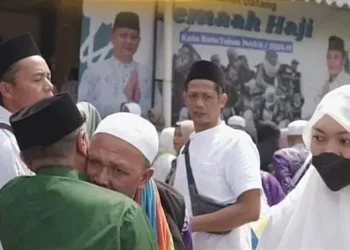 Jemaah haji Kota Batu saat tiba di Kota Batu, namun satu dari mereka meninggal dunia di Mekkah. Foto: Prokopim KWB