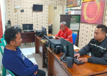 Tersangka Indra Wahyudi, diperiksa penyidik atas dugaan penganiayaan hewan. Dia ditetapkan tersangka setelah video kucing dipaku di pohon viral. Foto: Polres Malang