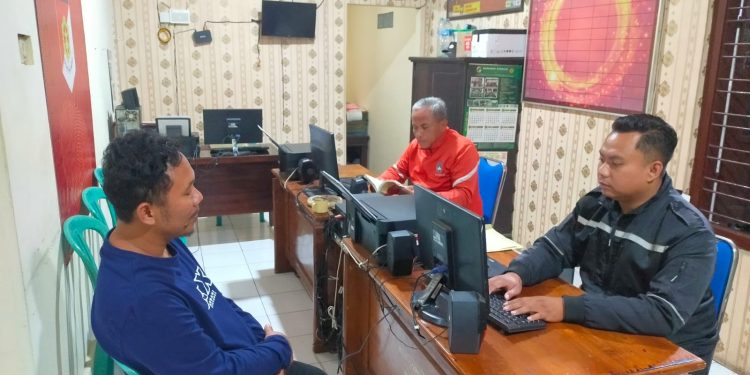 Tersangka Indra Wahyudi, diperiksa penyidik atas dugaan penganiayaan hewan. Dia ditetapkan tersangka setelah video kucing dipaku di pohon viral. Foto: Polres Malang