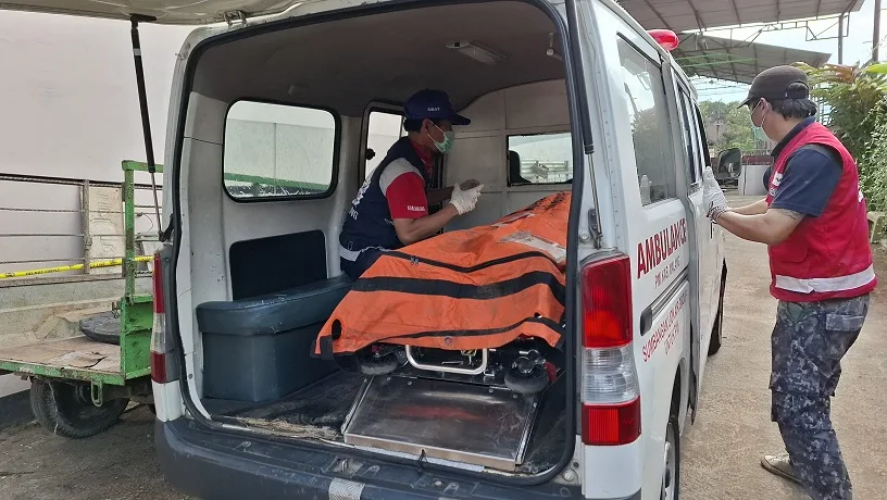 Petugas mengevakuasi korban kecelakaan kerja. Foto: Aisyah Nawangsari Putri