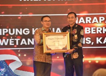 Kepala BKKBN RI, Hasto Wardoyo menyerahkan penghargaan kepada Pj Sekda Pemkab Malang, Nurman Ramdansyah. (Foto/Prokopim Kabupaten Malang)