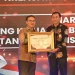 Kepala BKKBN RI, Hasto Wardoyo menyerahkan penghargaan kepada Pj Sekda Pemkab Malang, Nurman Ramdansyah. (Foto/Prokopim Kabupaten Malang)