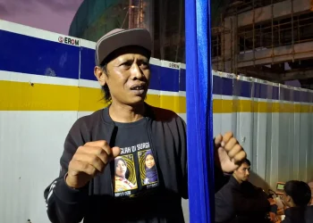 Keluarga korban Tragedi Kanjuruhan, Devi Athok, saat memberikan harapannya soal monumen tragedi Kanjuruha. Foto: Aisyah Nawangsari Putr