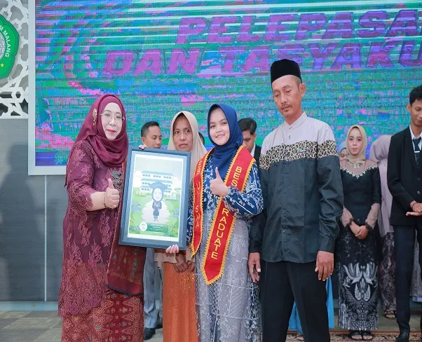 Pemberian penghargaan bagi lulusan terbaik oleh Dekan FEB Unisma, Nur Diana, S.E., M.Si. Foto/dok Unisma