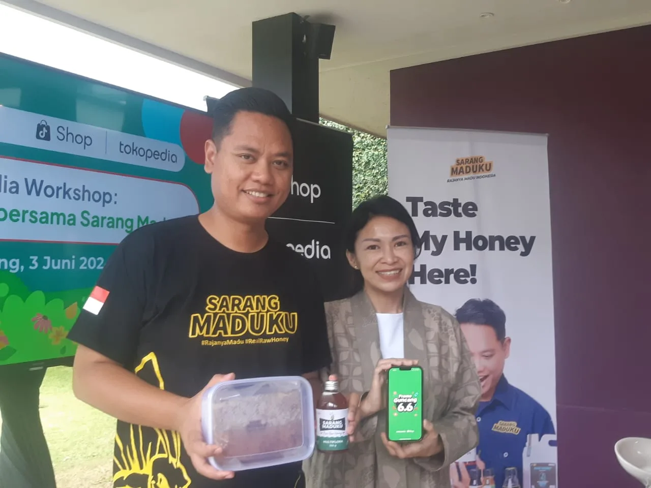Founder Sarang Maduku, Andoni Pridatama menunjukkan produk madu hasil peternak lebah lokal. (Foto/M Sholeh)