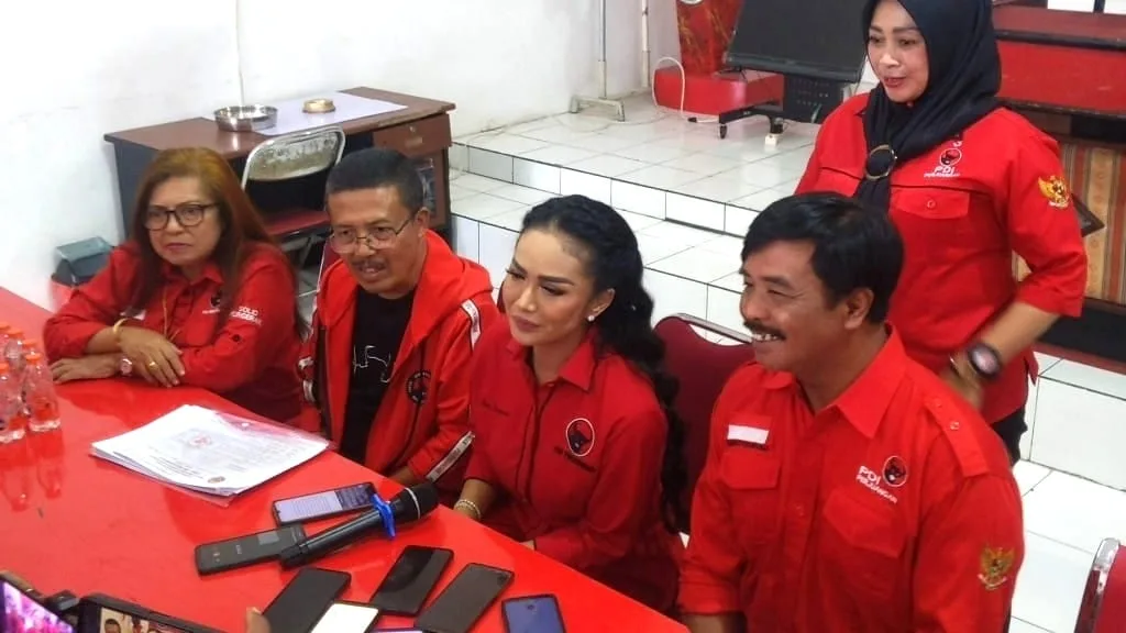 Kris DayantiKris Dayanti saat mendatangi Kantor DPC PDIP Kota Batu, Rabu (5/6/2024). (Foto: Azmy)