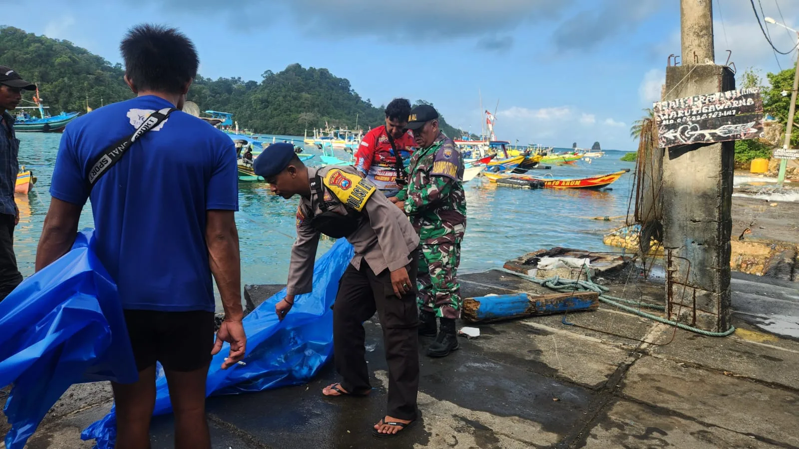 Mayat pria mengapung