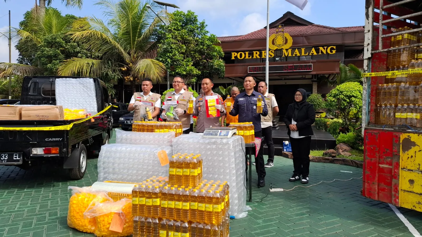 Polisi menunjukkan barang bukti yang berhasil mereka amankan dari kasus pengemasan minyak goreng ilegal. Foto: Aisyah Nawangsari Putri