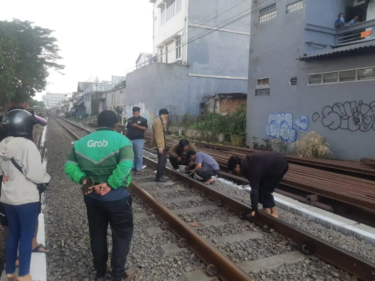 Mencari serpihan tubuh korban