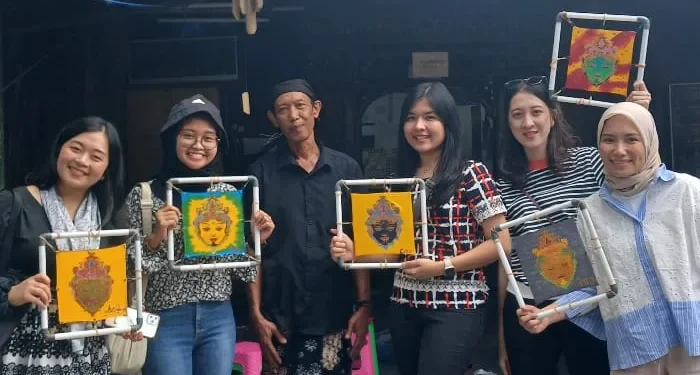 Ngopi sambil belajar membatik di Soendari Batik and Art Gallery