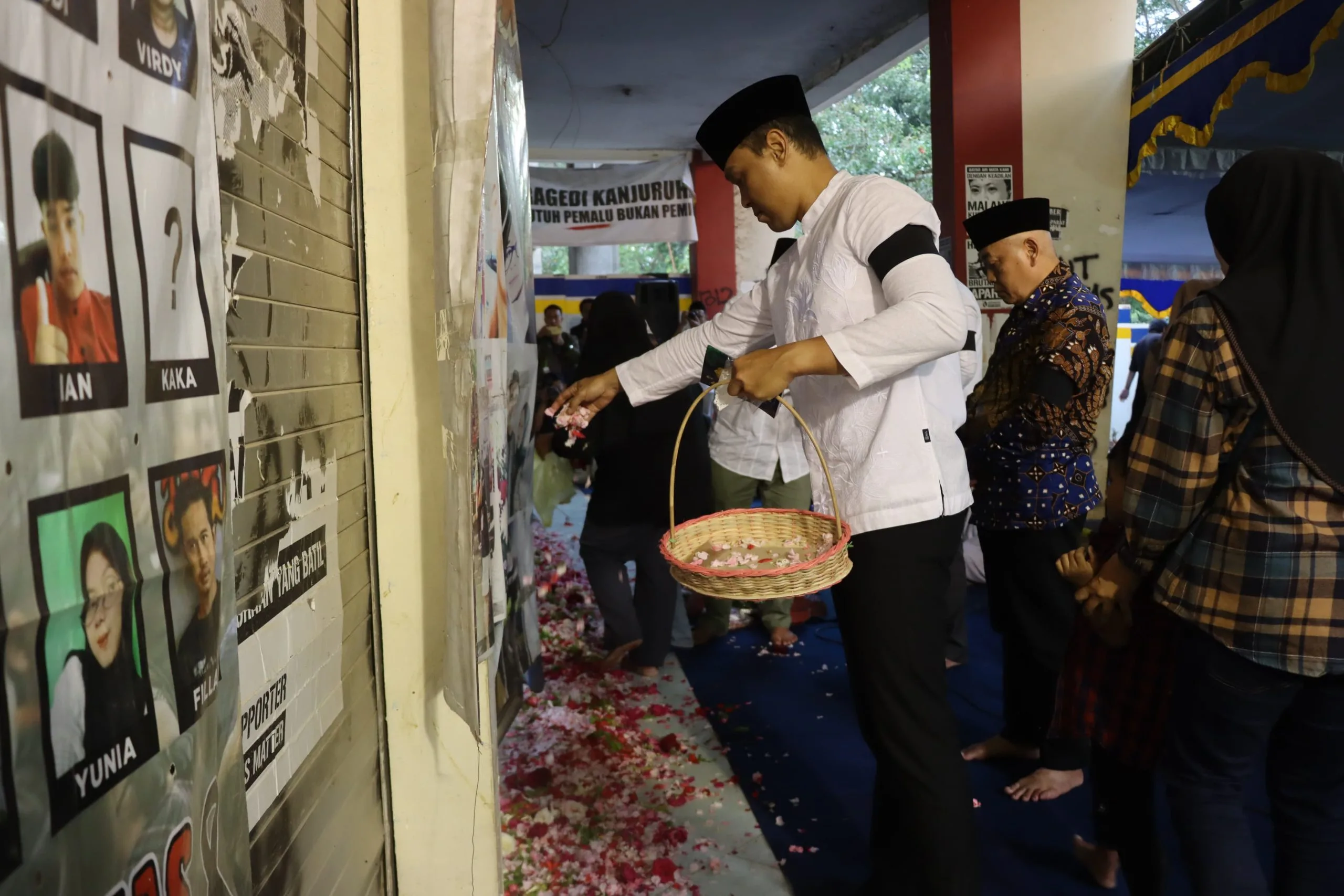Menabur bunga