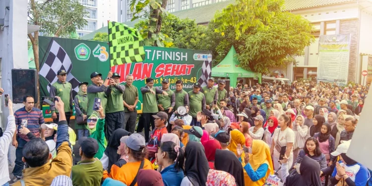 Pj Wali Kota Malang Wahyu Hidayat bersama Rektor Unisma Prof Dr H Maskuri M.Si memberangkatkan peserta Jalan Sehat. Foto: Azmy