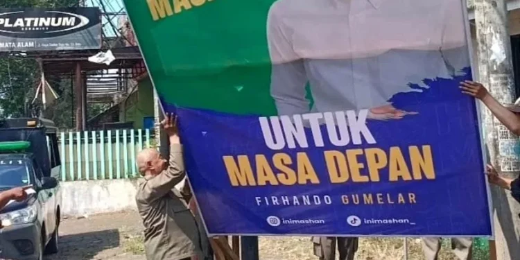 Satpol PP copoti spanduk kampanye tak berizin