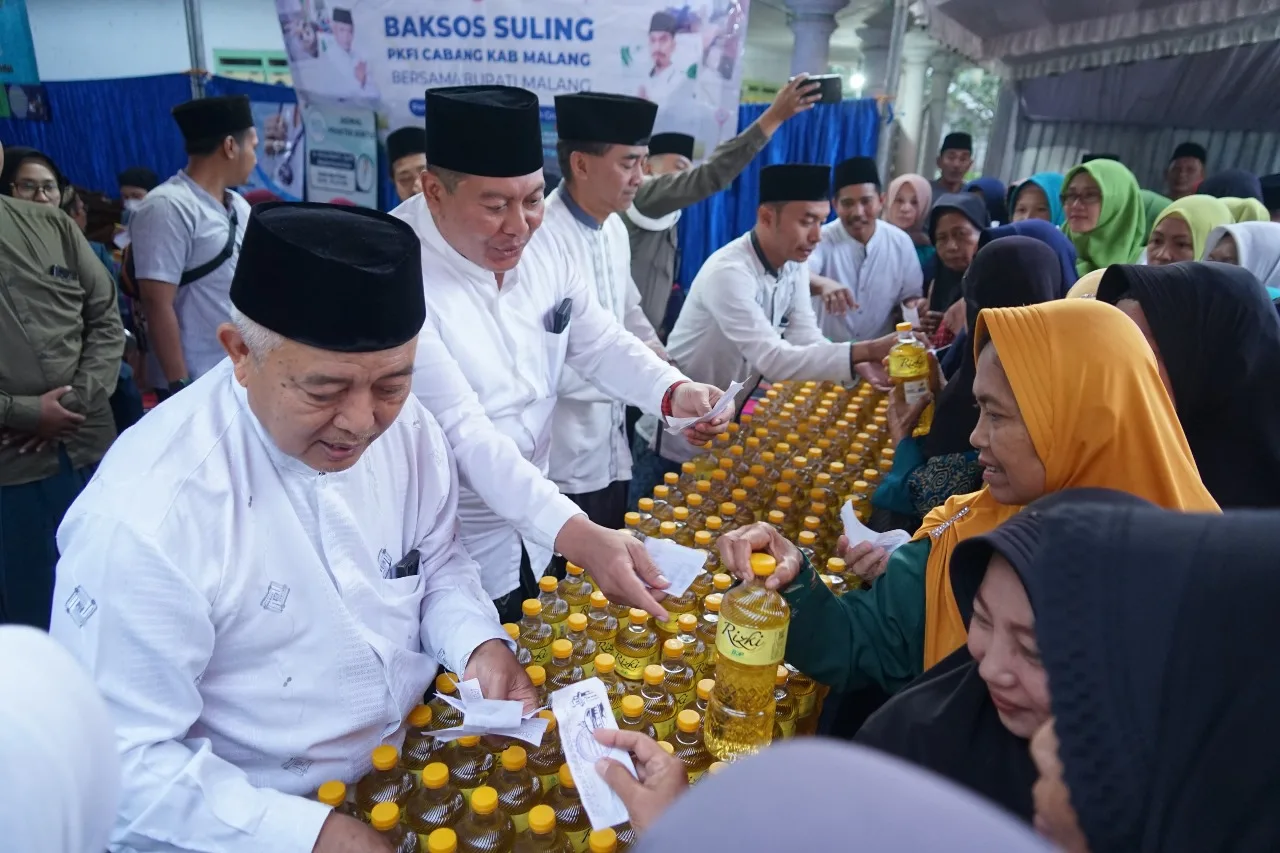Bupati Malang bagikan minyak goreng