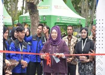 Dekan FEB Unisma Nur Diana, SE., M.Si., CMA., CBV., CERA, saat membuak Expo Bazar. Foto/dok Unisma