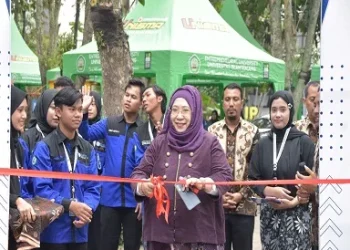 Dekan FEB Unisma Nur Diana, SE., M.Si., CMA., CBV., CERA, saat membuak Expo Bazar. Foto/dok Unisma
