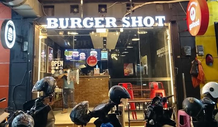 Salah satu tempat burger yang terkenal enak dan worth it di Malang, Burger Shot. Foto: Google Foto/stevanie yuliana