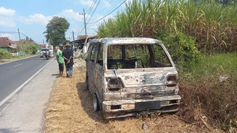 Bagian depan mobil carry terbakar di Pagelaran. Foto: Aisyah Nawangsari Putri