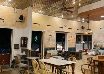 Tempat yang cozy dan estetik di Lantai 2 Retawu Deli, bakery populer di Malang / Foto : Yafia Carnelia