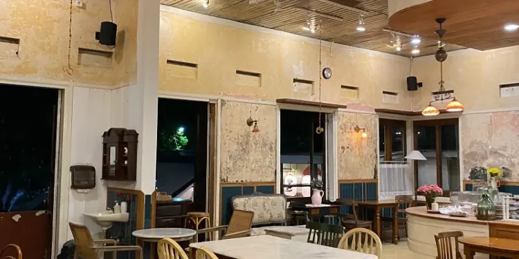 Tempat yang cozy dan estetik di Lantai 2 Retawu Deli, bakery populer di Malang / Foto : Yafia Carnelia
