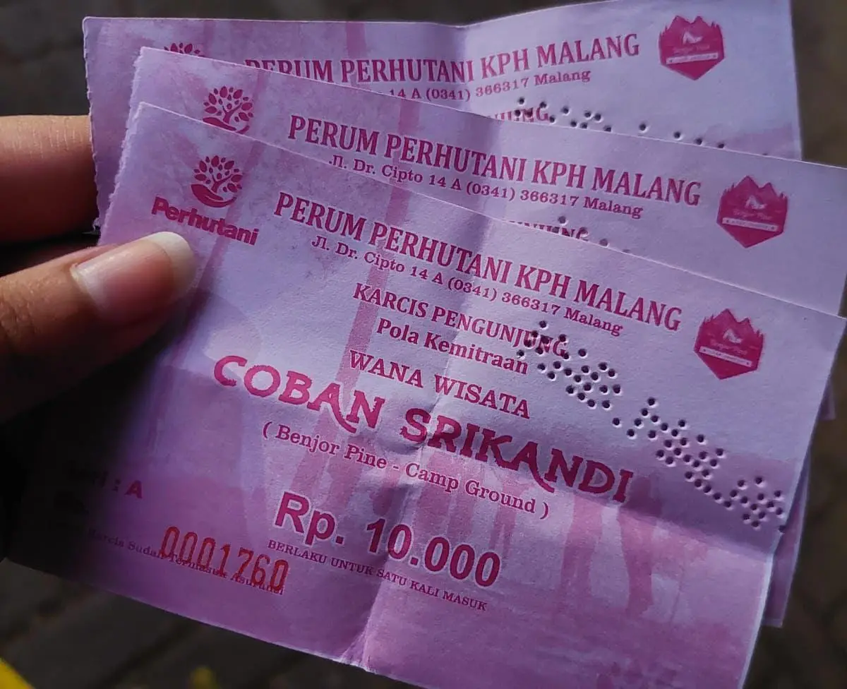 Tiket Masuk Coban Srikandi, Rp 10.000 saja ditambah tiket masuk coban Rp 5.000, sehingga total tiket masuk coban Rp 15.000 / Foto : Yafia Carnelia