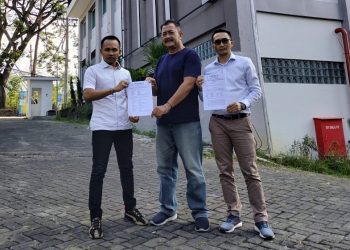 Kuasa hukum pihak terkait, Dodi Irawan SH, saat menunjukkan surat somasi pada pihak Golden Hills Hotel Batu. Foto/dok for TM