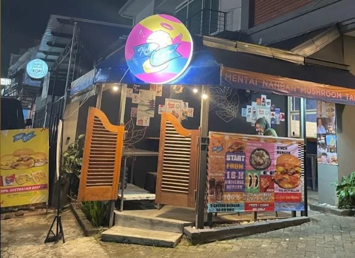 Holy Burger / Foto : Google Foto / By : Holy Burger (Depan Lesehan Yogyakarta)