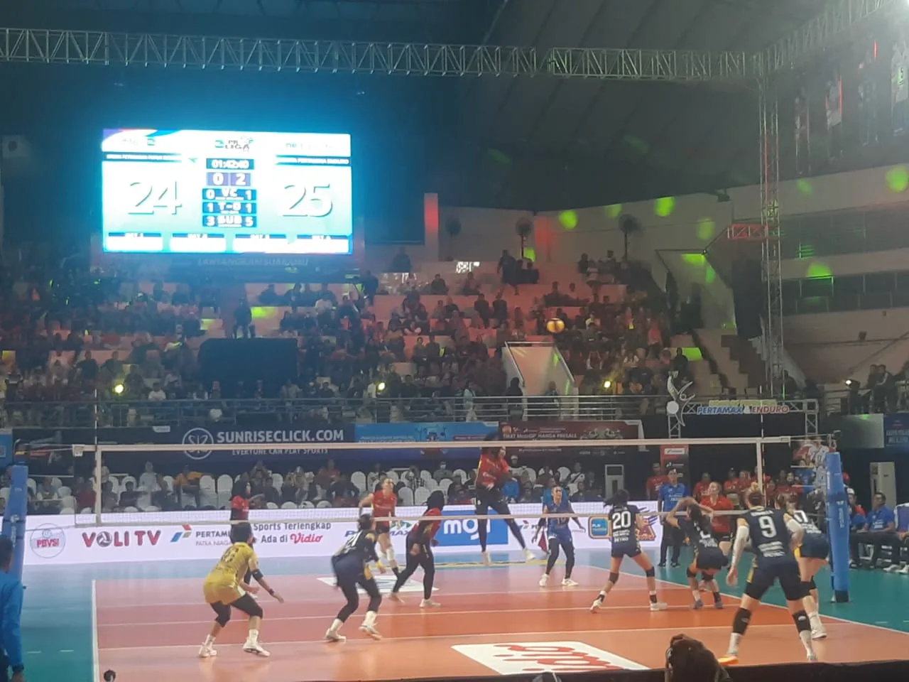 Pertandingan antara Jakarta Pertamina vs Gresik Petrokimia di GOR Ken Arok Kota Malang.