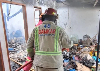 Petugas memadamkan api di gudang rumah yang kebakaran di Tumpang. Foto: Damkar Kabupaten Malang