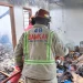 Petugas memadamkan api di gudang rumah yang kebakaran di Tumpang. Foto: Damkar Kabupaten Malang
