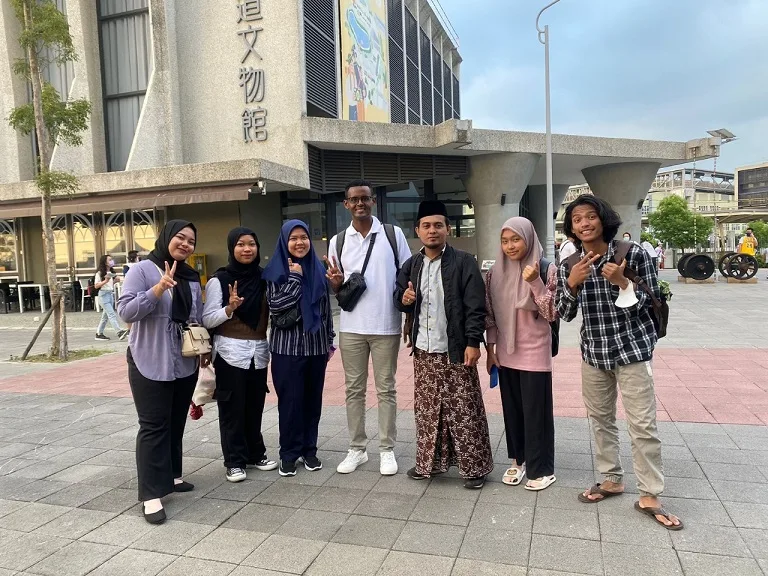 Dua mahasiswa FEB Unisma saat bersama mahasiswa program student exchange lain dari Indonesia di Taiwan. Foto: Dok