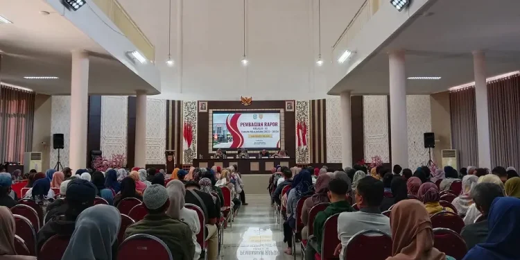 Pemaparan program SMKN 2 Malang kepada wali murid dalam kegiatan pengambilan rapor. (Foto/dok. for TM)