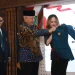 Bupati Malang, Sanusi, memakaian jas almamater pada mahasiswa sebagai simbol dibukanya program Mahasiswa Membangun Desa. Foto: Pemkab Malang