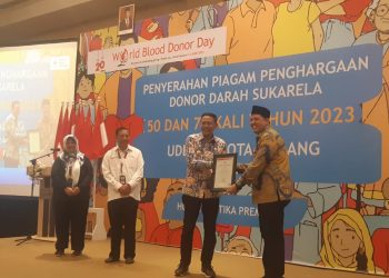 Pj Wali Kota Malang, Wahyu Hidayat menyerahkan piagam penghargaan kepada pendonor yang telah mendonorkan darahnya sebanyak 50 dan 75 kali. (Foto/M Sholeh)
